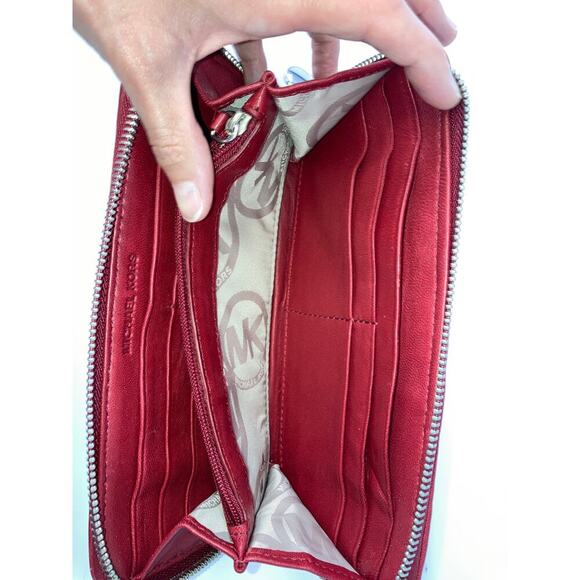 MICHAEL KORS, LARGE RED LEATHER QUILTED ZIP AROUND WALELT - Picture 14 of 16